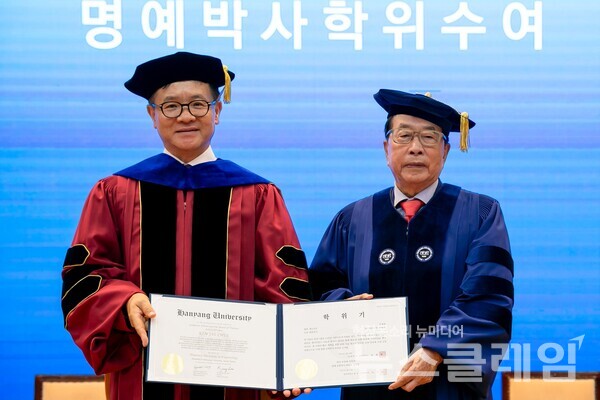 김재철 동원그룹 명예회장(오른쪽)이 19일 한양대학교 백남학술정보관에서 열린 학위 수여식에서 이기정 한양대학교 총장(왼쪽)과 기념 촬영을 하고 있다. 사진=동원그룹