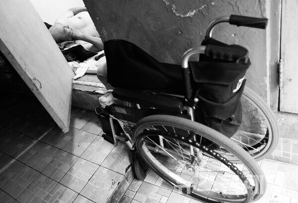 장애인과 쪽방촌. 사진=최인기