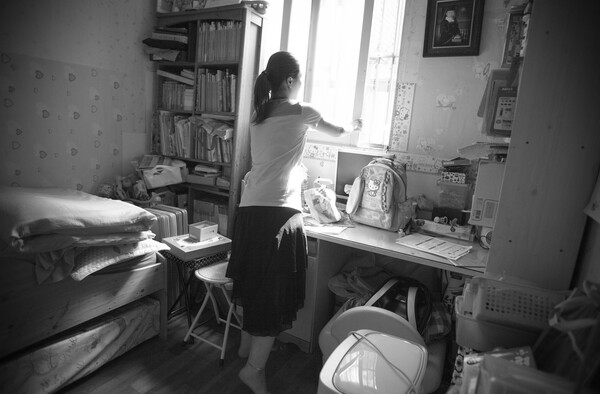 반지하에서 창문을 여는 주민. 사진=최인기