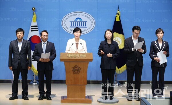 더불어민주당 정치테러대책위원회 전현희 위원장이 13일 오전 서울 여의도 국회 소통관에서 열린 기자회견에서 발언하고 있다. 사진=전현희 페이스북