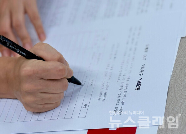 13일 오전 서울 중구 언론노조 대회의실에서 열린 '오세훈 OUT·사퇴촉구 서명운동 선포 기자회견'. 사진=민주노총 서울본부