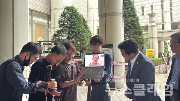 13일 ‘베트남전쟁 문제의 정의로운 해결을 위한 시민사회 네트워크’ 등이 서울중앙지법 앞에 진행된 기자회견에서 하미학살 피해자인 응우옌티탄씨가 화상 연결을 통해 패소 입장을 전하고 있다. 사진=한베평화재단