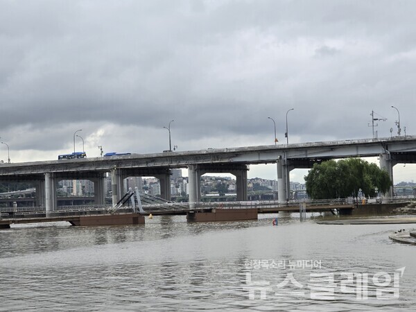 14일 오전 서울 일대에 내린 집중호우로 한강 수위가 상승하며 잠수교 인근 교통 상황에 비상이 걸렸다. 뉴스클레임DB