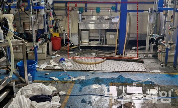 유해화학물질 누출로 사망한 임 씨가 사망 전 사용했던 공장 내 샤워시설 모습.