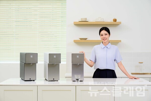 삼성전자(대표이사 전영현)는 국내 업계 최다 82종의 유해물질을 걸러내는 '비스포크 AI 정수기 카운터탑' 신제품을 18일 출시했다고 밝혔다. 삼성전자 제공