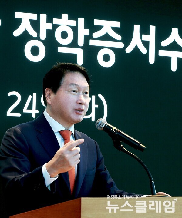 SK그룹(회장 최태원)이 '이천포럼'을 통해 AI를 기반으로 한 전략적 사업 추진과 구성원들의 일하는 방식 혁신, 본원적 경쟁력 강화를 위한 실천방안 모색에 나선다. SK그룹 제공