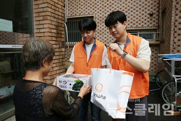 한화(회장 김승연)는 임직원 봉사단이 지난 14일 서울 종로구 행촌동 소재 천주교 무악동성당에서 ‘한화와 함께하는 제철음식 나눔’ 봉사활동을 진행했다고 18일 밝혔다. 한화 제공