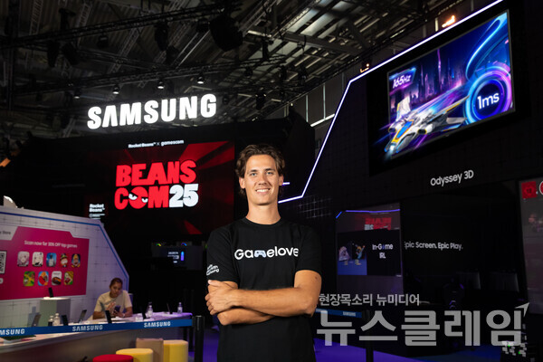 삼성전자 모델이 독일 쾰른에서 열린 '게임스컴 2025(Gamescom 2024)'에서 삼성 부스를 소개하고 있다. 삼성전자 제공