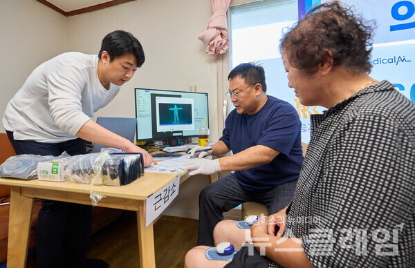 대부도 주민이 근감소증 분석 솔루션 ‘엑소메드-딥사크’를 통해 근감소 상태를 확인하고 있다. 대웅제약 제공