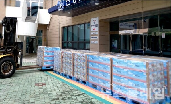 SPC(회장 허영인) 빙그레(사장 김동환) 신한금융(진옥동) 한국P&G 유한킴벌리 등 기업들이 사회적 위기 속에서도 기부와 사회공헌 활동을 이어가고 있다. 사진은 한국P&G가 산청에 구호물품을 보내는 모습이다.