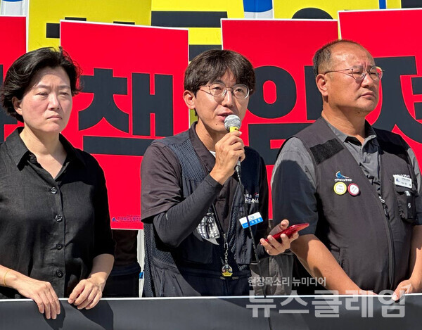 22일 오전 서울역 1번 출구 앞에서 진행된 '철도노조 서울역 농성 돌입 기자회견'. 사진=철도노조