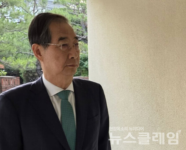 한덕수 전 국무총리가 윤석열 전 대통령으로부터 계엄 선포문을 받았다고 진술을 번복했다. 사진=한덕수 페이스북