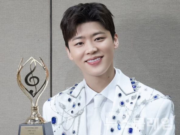 트로트 가수 박지현이 지난 21일 개최된 ‘2025 케이 월드 드림 어워즈’에서 K 월드 드림 솔로 인기상, K 월드 드림 베스트 트로트 아티스트상을 수상했다. 사진=박지현 공식 SNS