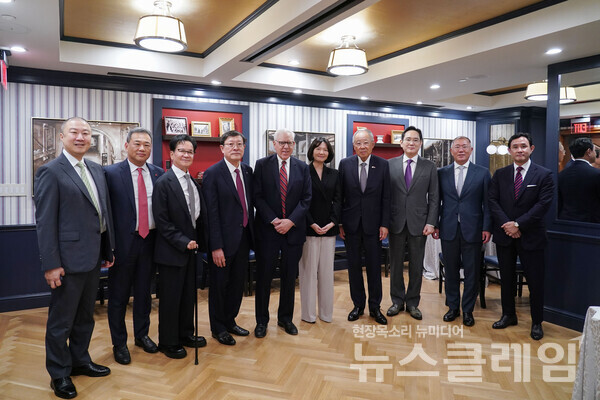 이재용 삼성그룹 회장, 정의선 현대차그룹 회장, 허태수 GS그룹 회장 등 한미정상회담 경제사절단이 25일(현지시간) 워싱턴 D.C. 윌러드 호텔에서 열리는 '한미 비즈니스 라운드테이블: 제조업 르네상스 파트너십'에 앞서 기념촬영을 하고 있다. 한경협 제공