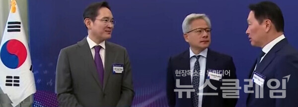 25일 한미 정상회담에 이어 ‘한미 비즈니스 라운드테이블’이 열린 가운데, 엔비디아 젠슨 황 CEO가 국내 재계 총수들 사이의 집중적인 관심을 받았다. 사진=방송 갈무리