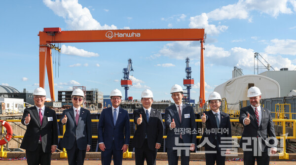 이재명 대통령과 김동관 한화그룹 부회장이 미국 한화필리조선소에서 열린 ‘스테이트 오브 메인호’ 명명식에서 기념 촬영을 하고 있다. (좌측부터)한화필리조선소 데이비드 김 대표, 조현 외교부 장관, 조쉬 샤피로 펜실베니아 주지사, 이재명 대한민국 대통령, 김동관 한화그룹 부회장, 김정관 산업부장관, 토드영 인디애나주 상원의원. 한화그룹 제공