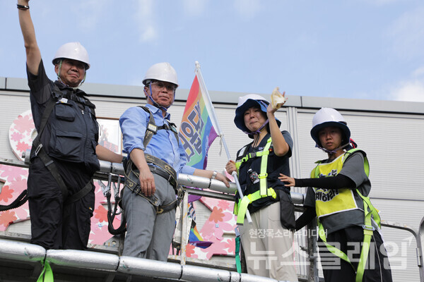 박정혜 금속노조 한국옵티칼하이테크 수석부지회장이 29일 오후 600일 만에 고공농성을 마치고 땅을 밟았다. 사진=금속노조