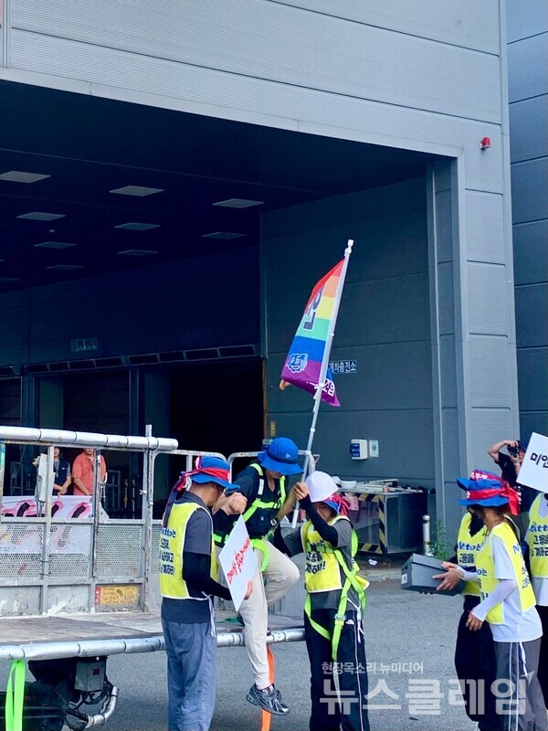 박정혜 동지가 고공노성을 끝내고 내려오고 있다.