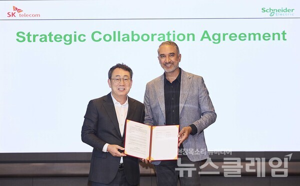 (좌로부터)유영상 SKT CEO, 판카즈 샤르마 슈나이더 일렉트릭 시큐어 파워 및 서비스 총괄 사장. SK텔레콤 제공