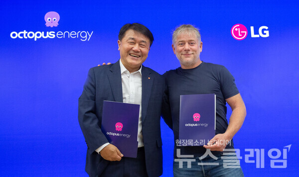 LG전자(대표이사 조주완)가 지난달 28일 영국 최대 전력회사 옥토퍼스 에너지와 손잡고 유럽 클린테크 분야의 전략적 협업을 위한 양해각서(MOU)를 체결했다. 협약식에서 LG전자 해외영업본부장 윤태봉 부사장(왼쪽)과 옥토퍼스 CEO 겸 설립자 그레그 잭슨이 기념 촬영을 하고 있다. LG전자 제공