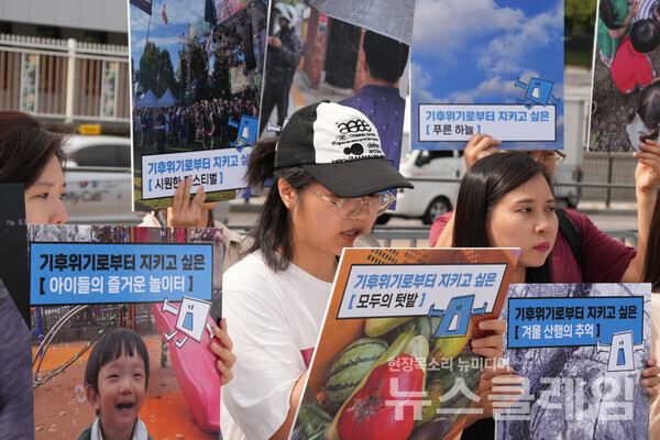 2일 오전 서울 용산 대통령실 앞에서 진행된 '2035 NDC 시민 캠페인 종료 기자회견'. 사진=기후위기비상행동 