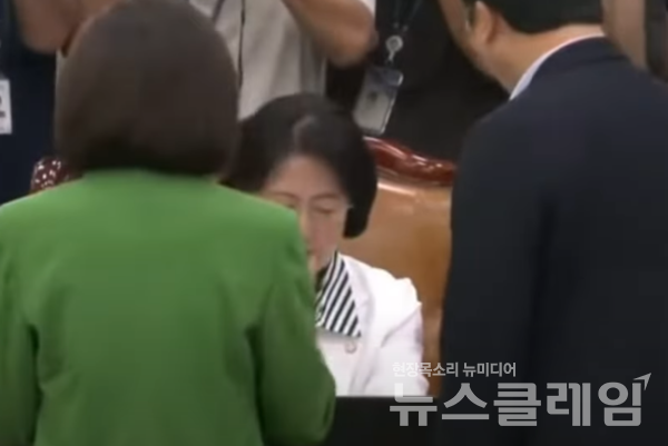 2일 국회에서 열린 법제사법위원회 전체회의에서 국민의힘 나경원 의원이 추미애 위원장의 회의 진행 방식에 항의하고 있다. 사진=김용민의원 유튜브 캡처