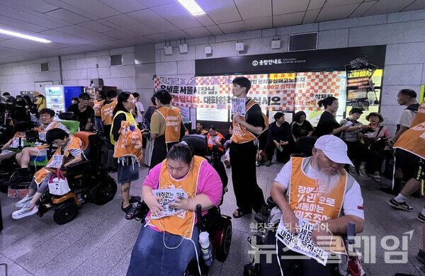 전장연, 서울장차연 등이 2일 오후 서울 중구 서울 지하철 1호선 시청역 승강장에서 '오세훈 서울시장님 지하철탑니다, 대화합시다' 지하철행동을 펼쳤다. 사진=전장연