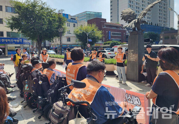 3일 오전 대구광역시청 동인청사 앞에서 진행된 '대구시 장애인 권리보장 예산 확보 및 김정기 대구시장 권한대행 면담촉구 기자회견'. 사진=다릿돌장애인자립생활센터