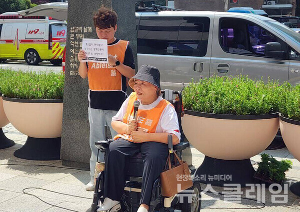 3일 오전 대구광역시청 동인청사 앞에서 진행된 '대구시 장애인 권리보장 예산 확보 및 김정기 대구시장 권한대행 면담촉구 기자회견'. 사진=다릿돌장애인자립생활센터