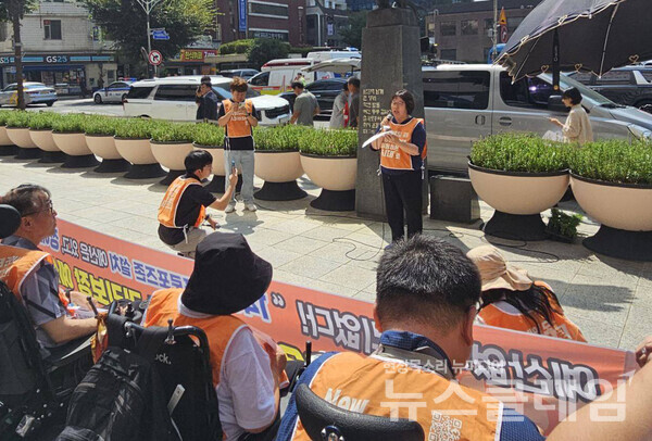 3일 오전 대구광역시청 동인청사 앞에서 진행된 '대구시 장애인 권리보장 예산 확보 및 김정기 대구시장 권한대행 면담촉구 기자회견'. 사진=다릿돌장애인자립생활센터