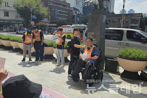 3일 오전 대구광역시청 동인청사 앞에서 진행된 '대구시 장애인 권리보장 예산 확보 및 김정기 대구시장 권한대행 면담촉구 기자회견'. 사진=다릿돌장애인자립생활센터