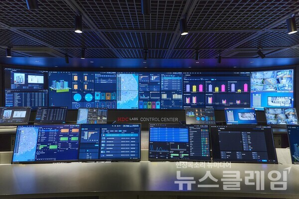 HDC그룹(회장 정몽규)의 공간 AIoT 전문기업 HDC랩스가 AI 기술과 차별화된 디자인을 앞세워 스마트홈 시장에서 경쟁력을 높여나가고 있다. HDC랩스의 통합콘트롤센터. HDC랩스 제공
