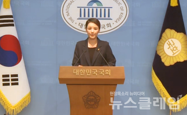 조국혁신당 강미정 대변인이 4일 오전 서울 여의도 국회 소통관에서 당내 성비위 의혹과 관련한 탈당 기자회견을 하고 있다. 사진=국회방송