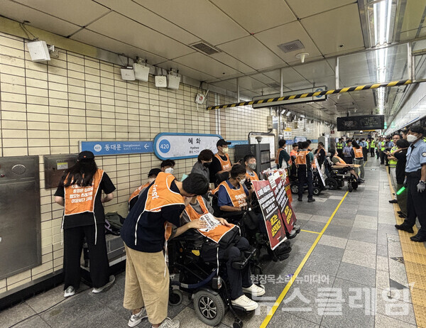 5일 오전 서울 혜화역 승강장에서 진행된 '63차 출근길 지하철 탑니다'. 사진=전장연