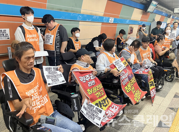 5일 오전 서울 혜화역 승강장에서 진행된 '63차 출근길 지하철 탑니다'. 사진=전장연