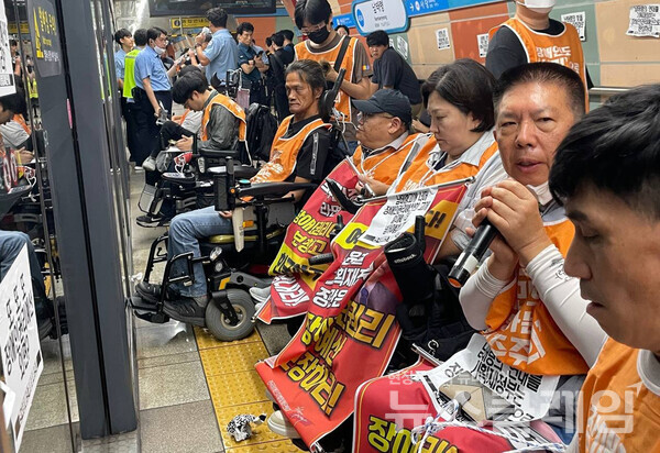 5일 오전 서울 혜화역 승강장에서 진행된 '63차 출근길 지하철 탑니다'. 사진=전장연