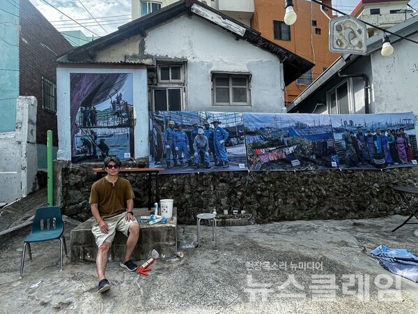비주류사진관 관장 정남준과 부산 봉래동 골목사진전. 사진=비주류사진관