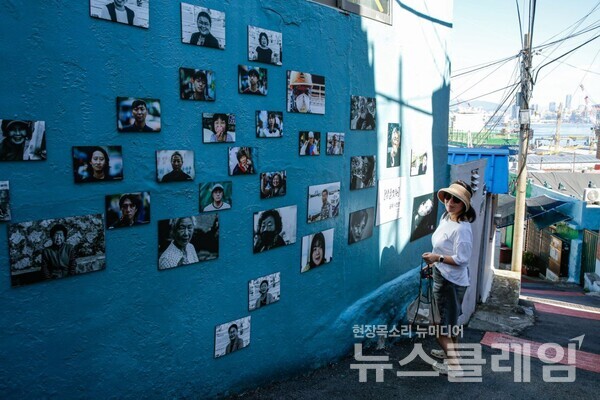 ​부산 영도구 봉래동 내 기억 속 초상, 삶을 잇는 골목 사진전’ 모습. 사진=비주류사진관.​