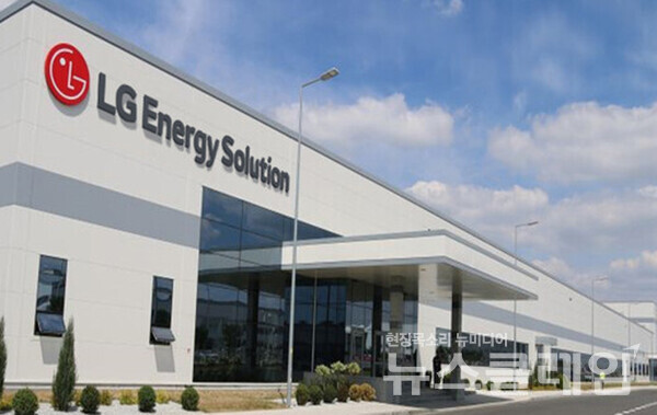 5일 LG에너지솔루션이 미국 조지아주 서배나 현대차그룹과의 합작 배터리 공장 건설 현장에서 불법체류자 단속 과정에 자사 및 협력사 직원 일부가 포함된 것과 관련해 "현재 구체적인 상황을 파악 중"이라고 밝혔다. LG에너지솔루션 제공