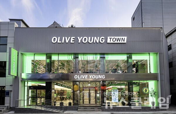 CJ올리브영(대표 이선정)이 최근 진행한 '올영세일'을 통해 1년 새 달라진 K뷰티 트렌드와 소비자의 관심사가 확인됐다고 밝혔다. CJ올리브영 제공