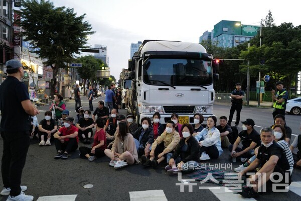 단속에 거리에 나앉은 노점상들. 사진=최인기 빈민운동가