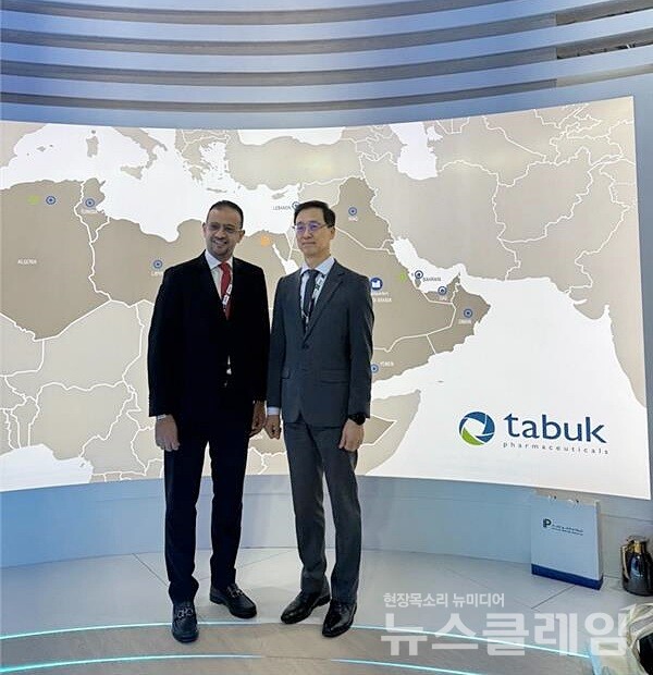 한미약품 박재현 대표이사(오른쪽)와 타북 이스마일 쉐하다(Ismail Shehada) CEO가 사우디아라비아 리야드에서 열린 ‘CPHI Middle East 2024’에서 만나 롤론티스 등 다양한 한미약품의 혁신 제품들의 중동 진출을 위해 머리를 맞댔다. 한미약품 제공