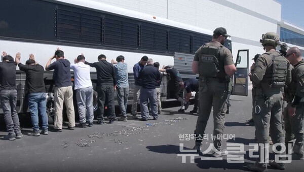 미국 이민 단속 당국이 홈페이지를 통해 4일(현지시간) 조지아주 현대차그룹-LG에너지솔루션의 합작 배터리 공장 건설현장에서 벌인 불법체류·고용 단속 현장 영상을 홈페이지를 통해 공개했다. 사진=ICE 홈페이지 영상 캡쳐