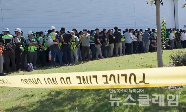 미국 이민 당국 단속으로 구금된 한국인 노동자들의 모습은 비용 절감 뒤에 가려진 기업들의 책임 회피를 보여준다. 사진=ICE 홈페이지 캡처