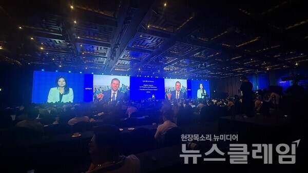 에릭 트럼프 트럼프오거니제이션 총괄 부사장이 9일 서울 강남구 그랜드 인터컨티넨탈 서울 파르나스에서 열린 '업비트 D 컨퍼런스 2025'에서 화상 대담을 하고 있다. 사진=박규리 기자