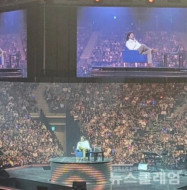 김어준과 민주당 정치인들이 팬덤 정치의 무대를 연출하며 한국 정치의 본질을 흐리고 있다. 사진=유튜브 갈무리