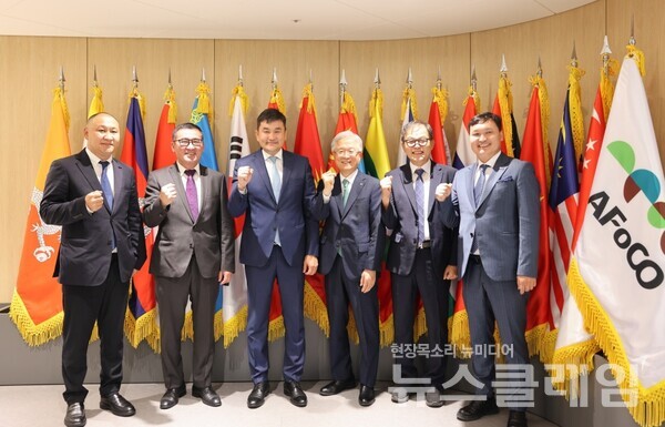 (좌측부터)빌리언트리스(NGO) 볼드바타르 대표, 몽골 산림청 오윤사나 청장, 주한 몽골대사 수흐볼드 수흐, 유한양행 조욱제 대표이사, 아시아산림협력기구(AFoCO) 박종호 사무총장, 몽골 대통령 비상임 고문 문흐바트 자얏. 유한양행 제공