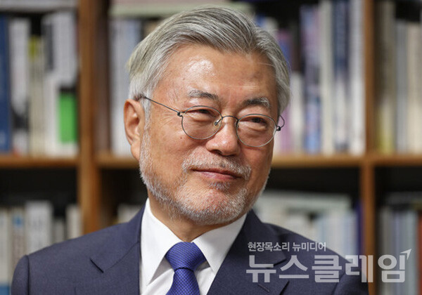 문재인 전 대통령의 뇌물 혐의 사건에 대한 국민참여재판 진행 여부가 오는 11월 최종 결정된다. 사진=민주당