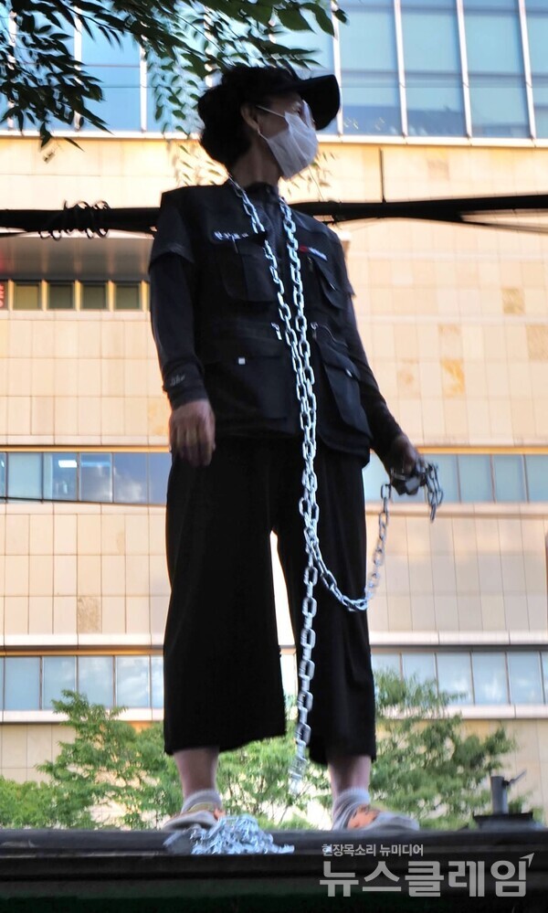 노점상 하는 사람들이 쇠사슬을 목에 두른 이유. 사진=최인기 빈민운동가