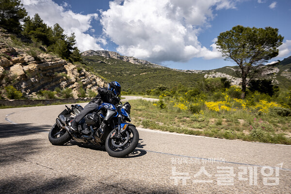 BMW의 모터사이클 부문인 BMW 모토라드가 역동적인 로드스터 ‘BMW 뉴 R 1300 R’과 강력한 성능의 스포츠 투어러 ‘BMW 뉴 R 1300 RS’를 국내에 공식 출시한다. BMW 제공